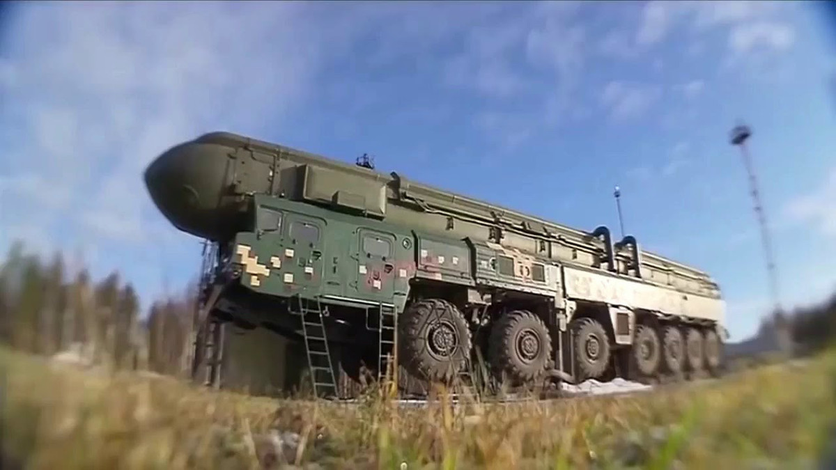 Tên lửa sử dụng dẫn đường theo hệ thống GLONASS (một kiểu GPS do Nga tự phát triển), dẫn đường quán tính kết hợp với hệ thống quán tính vũ trụ. Tầm chính xác của RS-28 được cho là vào khoảng 10 mét so với mục tiêu - một khoảng cách lệch không đáng kể với sức mạnh đầu đạn mà nó mang theo. Nguồn ảnh: ICBMworld.