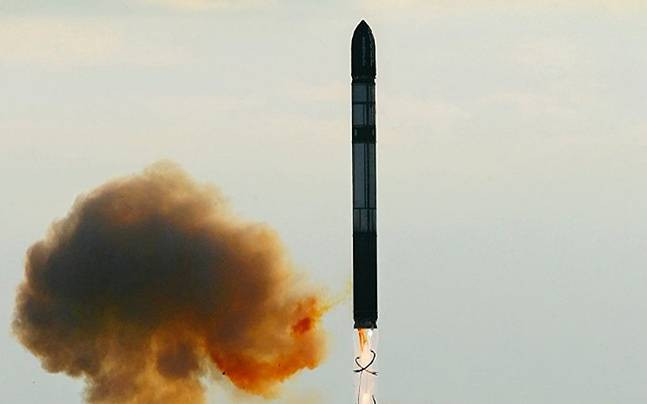 Tên lửa sử dụng động cơ đẩy PDU-99 được phát triển từ phiên bản gốc là RD-274. Đây là loại tên lửa sử dụng nhiên liệu lòng - có nghĩa là nó có thể điều chỉnh được lực đẩy, tốc độ trong hành trình bay chứ không đốt "hết tốc lực" như động cơ sử dụng nhiên liệu rắn. Nguồn ảnh: Pinterest.