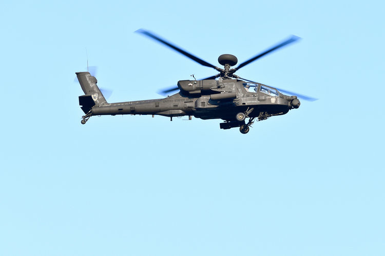 Ở chiều hướng ngược lại, Apache AH-64E - phiên bản AH-64 mới nhất ngày nay có tốc độ tối đa chỉ 300 km/h, bán kính chiến đấu cũng chỉ đạt chưa tới 500 km nhưng bù lại, AH-64E của Mỹ lại có thể vươn tới độ cao 6200 mét. Nguồn ảnh: BI.