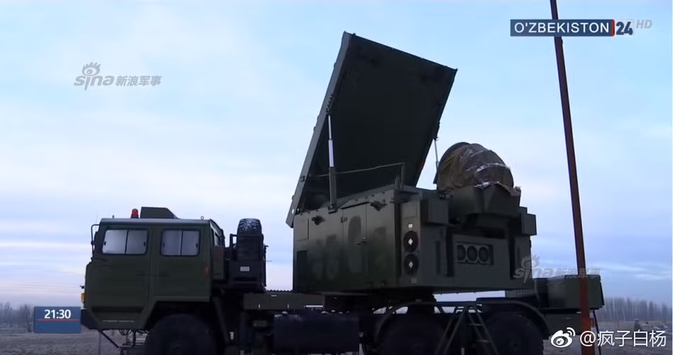 Do được phát triển sau S-300 một thời gian dài, HQ-9 của Trung Quốc thậm chí còn được quảng cáo vượt trội hệ thống tên lửa phòng không của Nga khi được trang bị các hệ thống điện tử và phần mềm, máy tính điều khiển điện hại hơn nhiều. Nguồn ảnh: Sina.