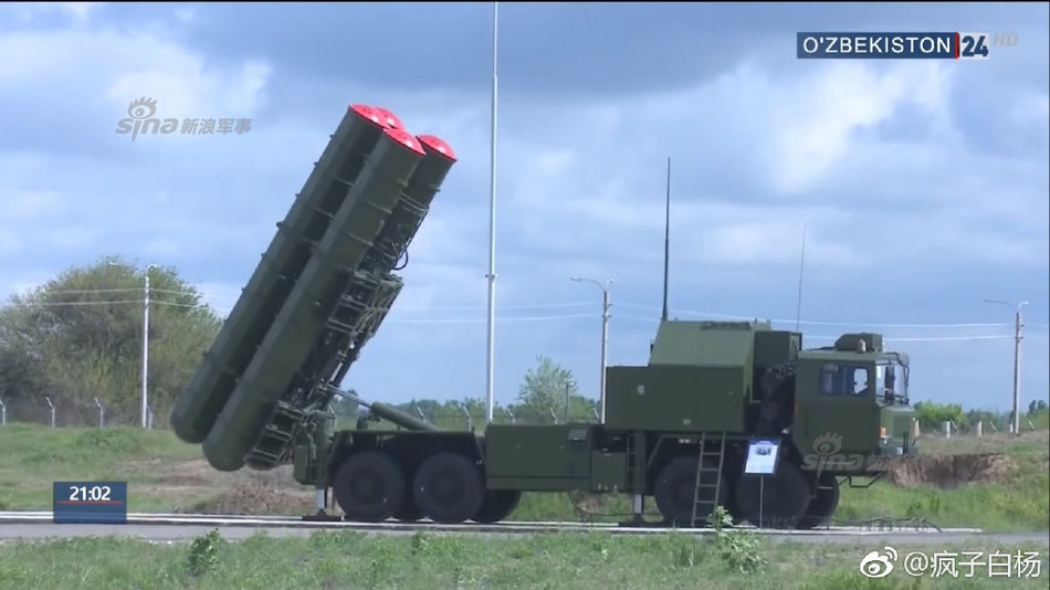 Mỗi tiểu đoàn tên lửa Hồng Kỳ - 9 được trang bị 8 xe phóng cùng hệ thống radar định vị hiện đại đặt trên khung gầm Taian TA5570 10x10. Nguồn ảnh: Sina.