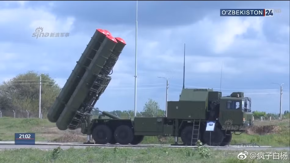 Mỗi tiểu đoàn tên lửa Hồng Kỳ - 9 được trang bị 8 xe phóng cùng hệ thống radar định vị hiện đại đặt trên khung gầm Taian TA5570 10x10. Nguồn ảnh: Sina.