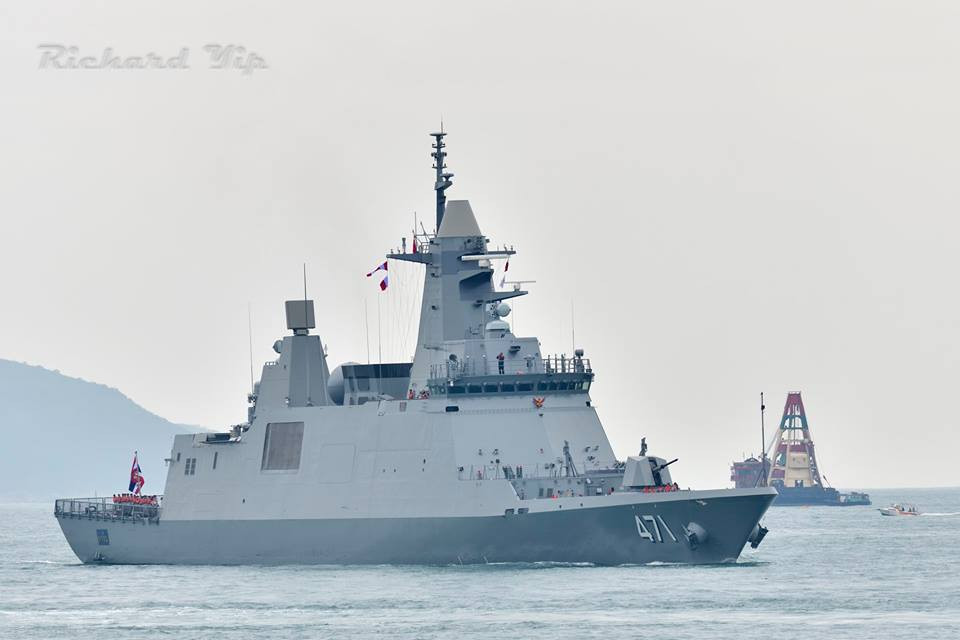 Được biết, tàu khu trục HTMS Tachin (FFG-471) là một trong hai tàu chiến lớp DW 3000F được Tập đoàn hàng hải Daewoo của Hàn Quốc, đóng mới cho Hải quân Hoàng gia Thái Lan. Và trong hải trình trở về nhà con tàu này với có chuyến thăm đến một số nước châu á. Hình ảnh tàu HTMS Tachin ghé thăm Hong Kong để lấy nhu yếu phẩm hôm 26/12 vừa qua. Nguồn ảnh: Richard Yip