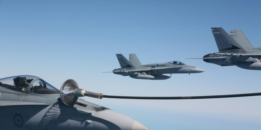 Trong khi đó, F/A-18 là loại chiến đấu cơ đa năng đã được Không quân Mỹ đưa vào sử dụng từ cuối thập niên 70 của thế kỷ trước. Đây hiện được coi là một trong các loại máy bay có số lượng nhiều nhất và là xương sống của Không quân Mỹ. Nguồn ảnh: Tube.