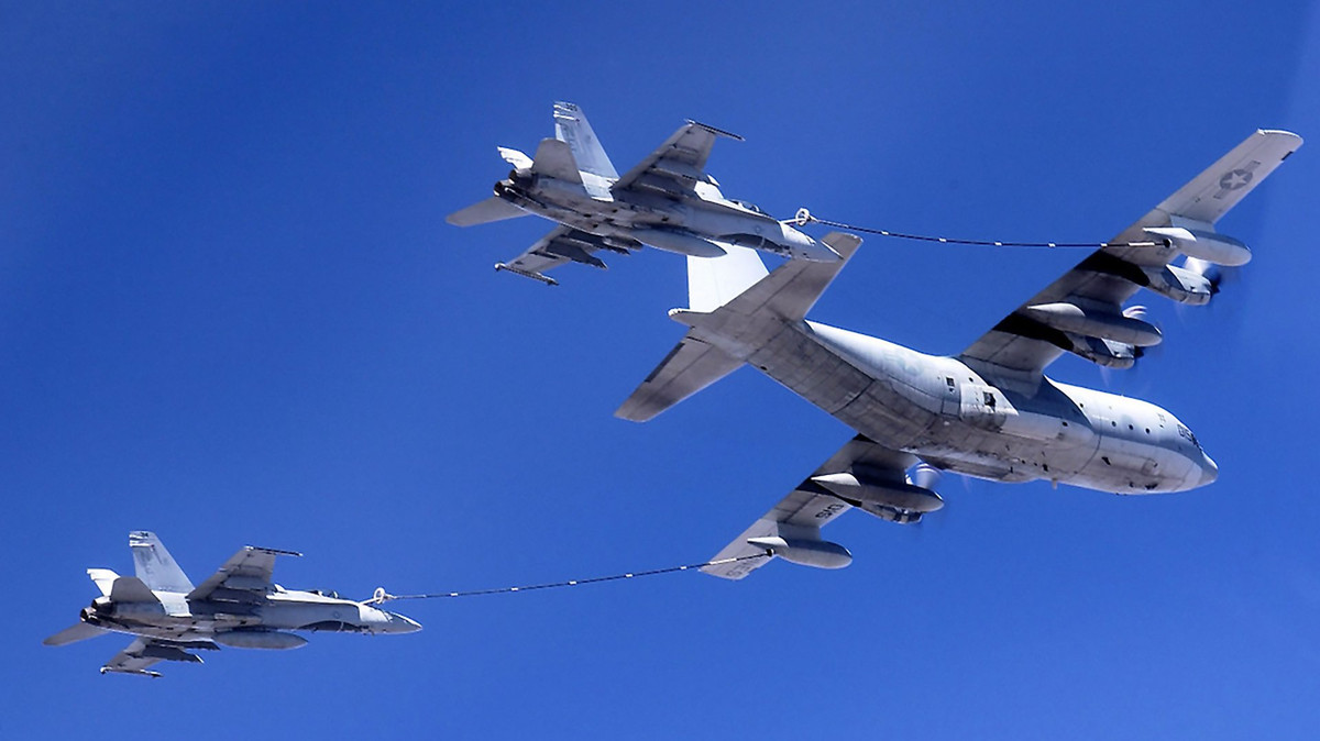 KC-130 được Mỹ phát triển từ phiên bản vận tải cơ C-130 Hercules. Đây là loại máy bay tiếp liệu đã được quân đội Mỹ sử dụng từ những năm 60 của thế kỷ trước và từng xuất hiện rất nhiều trong Chiến tranh Việt Nam. Nguồn ảnh: Aviation.