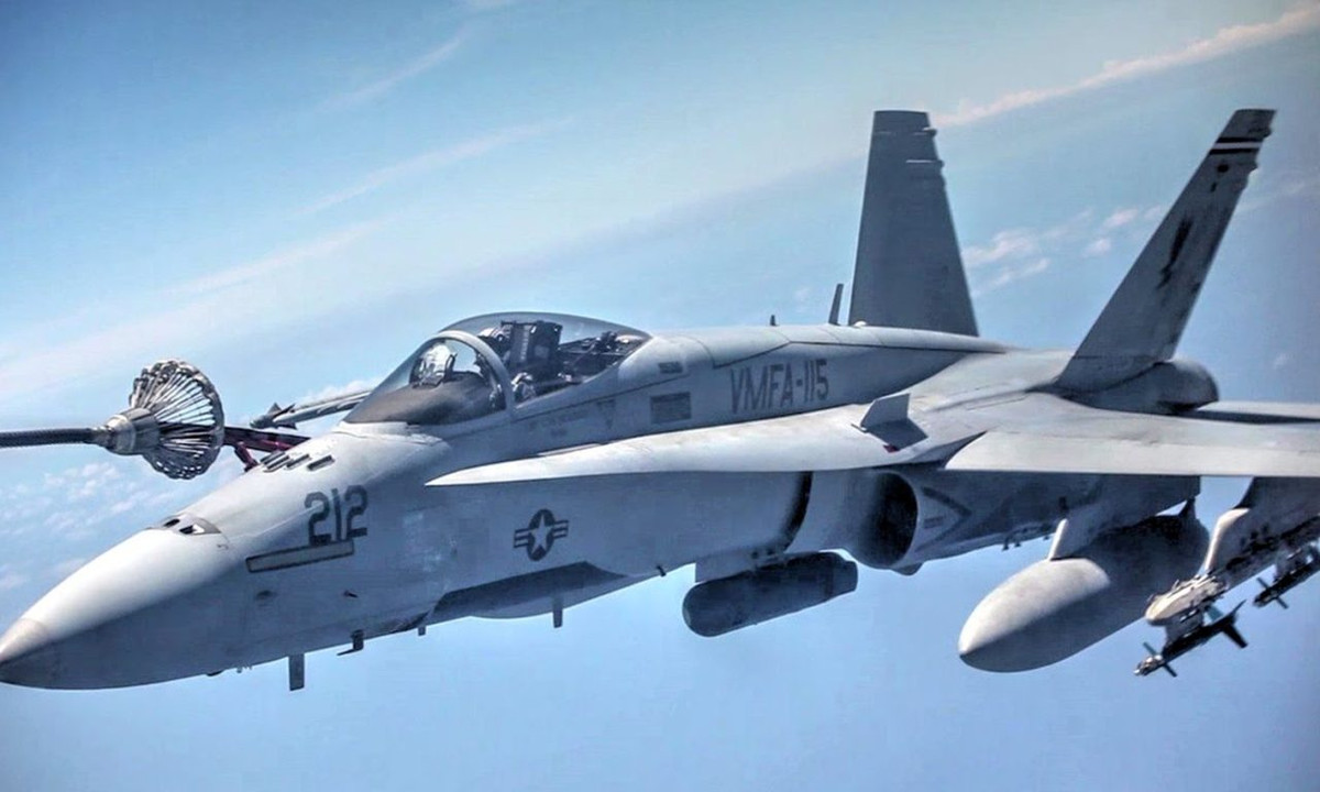 Đây là loại máy bay chiến đấu có khả năng tiếp liệu trên không giúp nó mở rộng tầm bay lên tới 3 lần. Ngoài ra F/A-18 còn có khả năng mang theo tối đa 3 thùng xăng phụ gắn ngoài với lượng nhiên liệu tăng thêm 6200 kg nữa. Nguồn ảnh: Youtube.