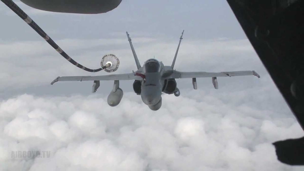 Được trang bị 2 động cơ GE F404-GE-402, chiến đấu cơ F/A-18 có khả năng bay với tốc độ tối đa Mach 1.8 và có tầm hoạt động tối đa 2017 km. Nguồn ảnh: Tube.