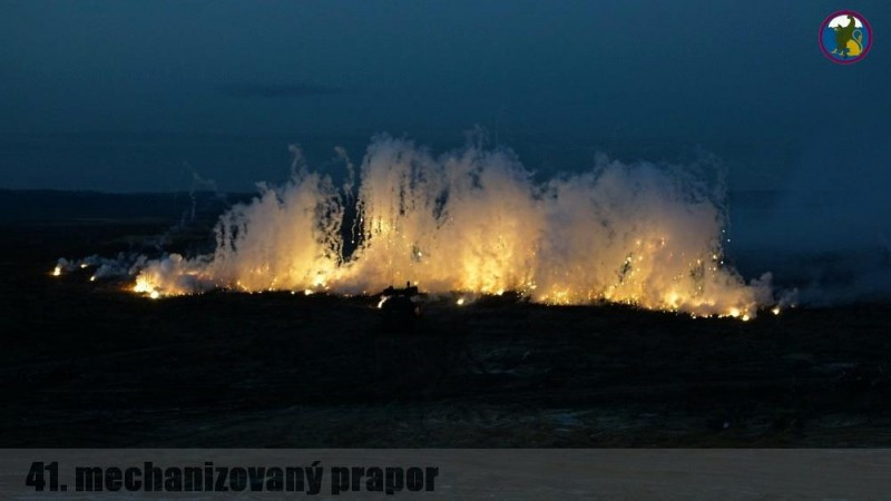 Một bức màn pháo hoa được thiết giáp Séc triển khai, các loại tên lửa dẫn đường sẽ "mù tịt" khi gặp phải bức tường này và lao chệch mục tiêu. Nguồn ảnh: Sina.