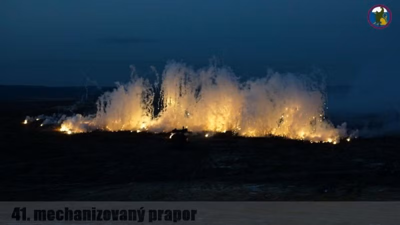 Một bức màn pháo hoa được thiết giáp Séc triển khai, các loại tên lửa dẫn đường sẽ "mù tịt" khi gặp phải bức tường này và lao chệch mục tiêu. Nguồn ảnh: Sina.