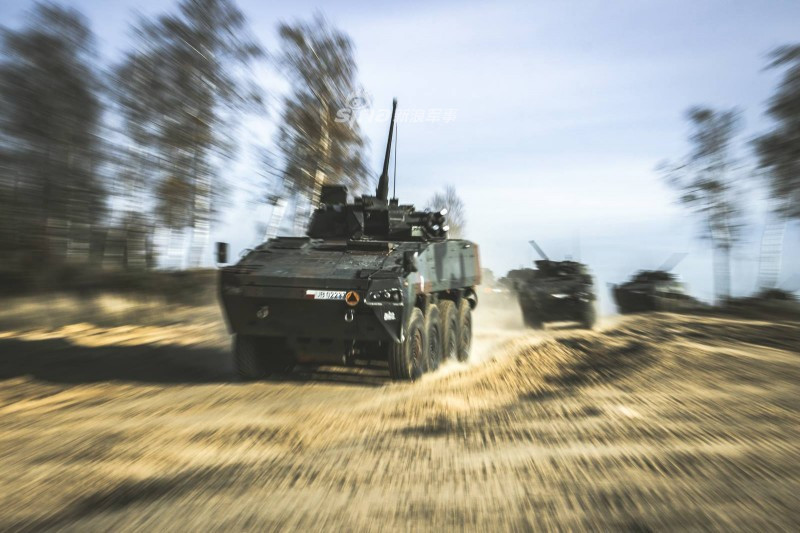 Trong hình là xe chiến đấu bộ binh Pandur II của lực lượng Lục quân Cộng hoà Séc. Trong kho của lực lượng này hiện có khoảng 107 chiếc Pandur II và hiện đang đặt hàng thêm 20 chiếc nữa. Nguồn ảnh: Sina.