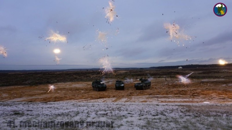 Thiết giáp Pandur II là một sản phẩm được Séc kết hợp cùng Áo thiết kế và sản xuất. Đây vừa là loại xe chiến đấu bộ binh vừa có thể kiêm nhiệm nhiệm vụ chở quân. Nguồn ảnh: Sina.