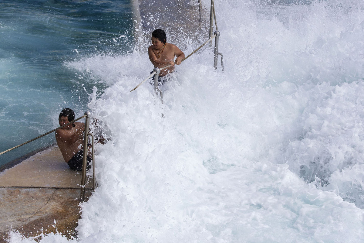 Hai cậu bé chống trọi lại với sóng biển nhân tạo trong công viên Bronte Ocean Pool ở Sydney, Australia. Nguồn ảnh: Theatlantics.