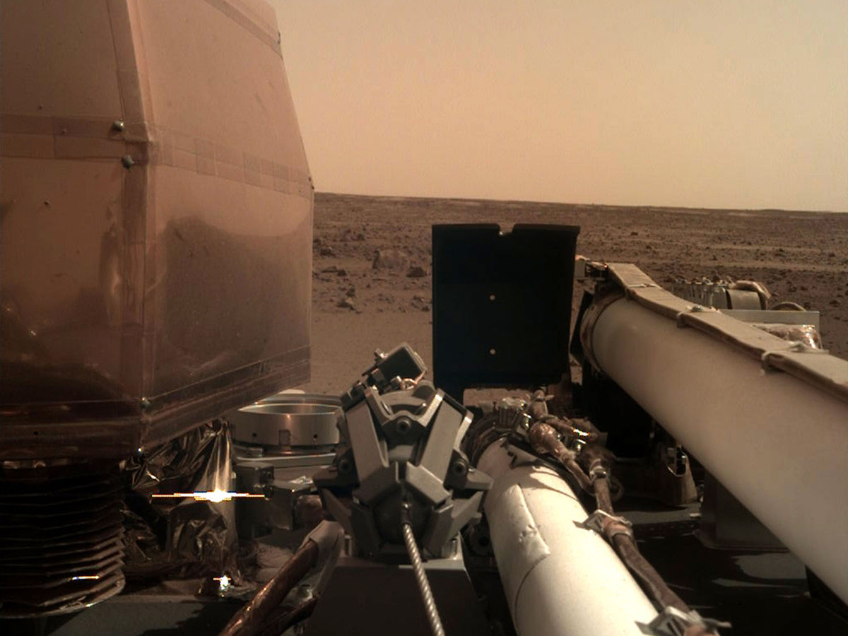 Bức ảnh được đăng tải bởi NASA cho thấy cái nhìn cận cảnh về bề mặt sao Hỏa trong Sứ mệnh InSight. Nguồn ảnh: Theatlantics.