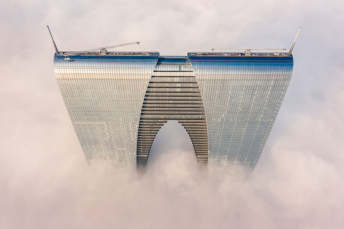 Tòa nhà chọc trời vươn lên đỉnh mây ở Tô Châu, Giang Tô, Trung Quốc. Nguồn ảnh: Theatlantics.