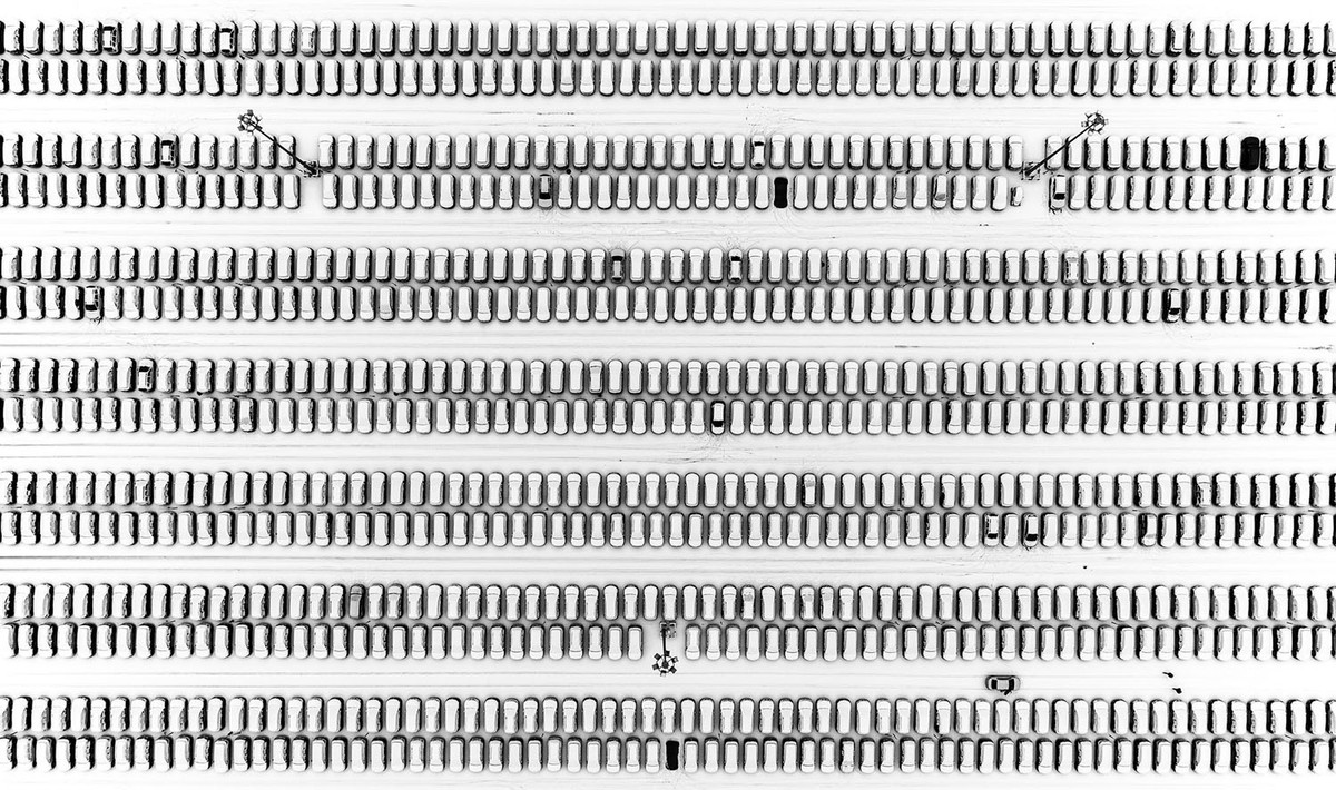 Hàng xe con đỗ tại sân của một trung tâm thương mại ở Moscơ, Nga phủ đầy tuyết trắng. Nguồn ảnh: Theatlantics.