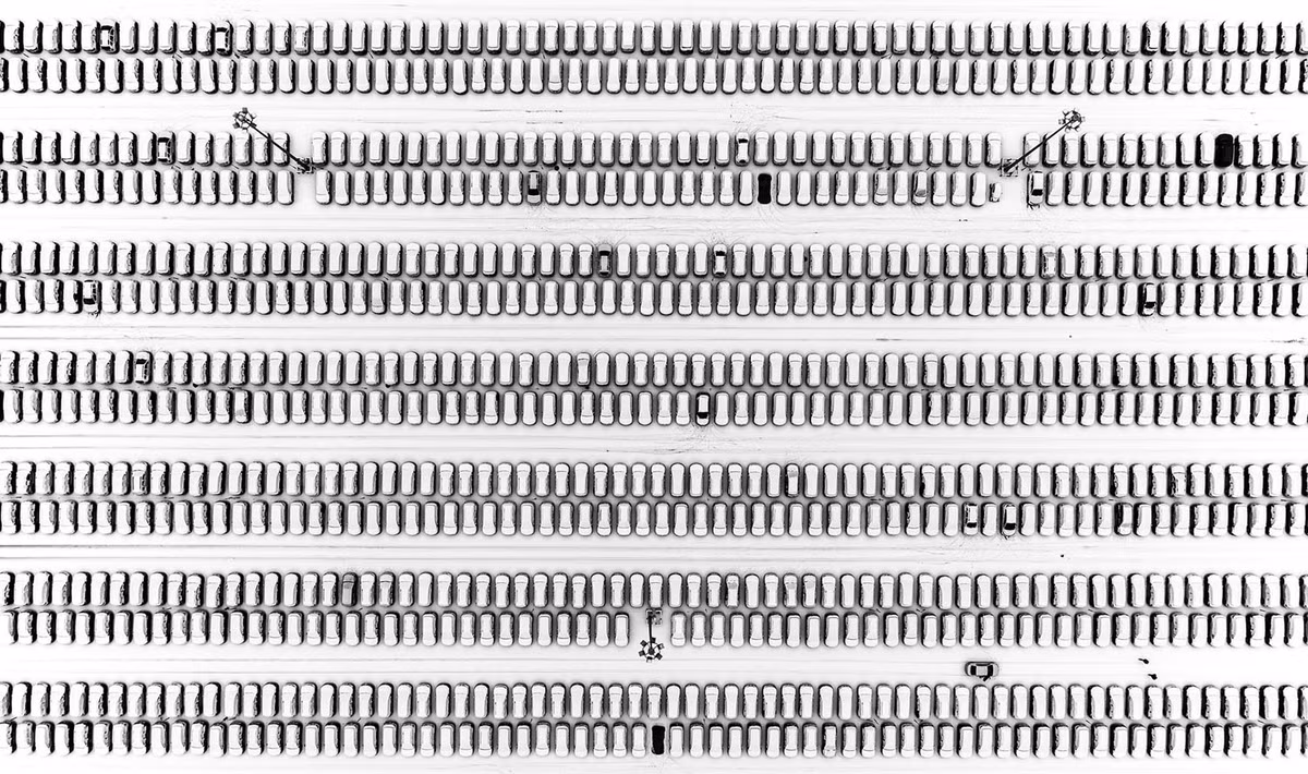 Hàng xe con đỗ tại sân của một trung tâm thương mại ở Moscơ, Nga phủ đầy tuyết trắng. Nguồn ảnh: Theatlantics.