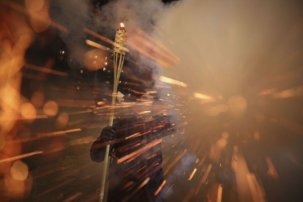 Người biểu tình ở Kiev, Ukraine bị "nhấn chìm trong biển lửa" theo đúng nghĩa đen. Nguồn ảnh: Theatlantics.