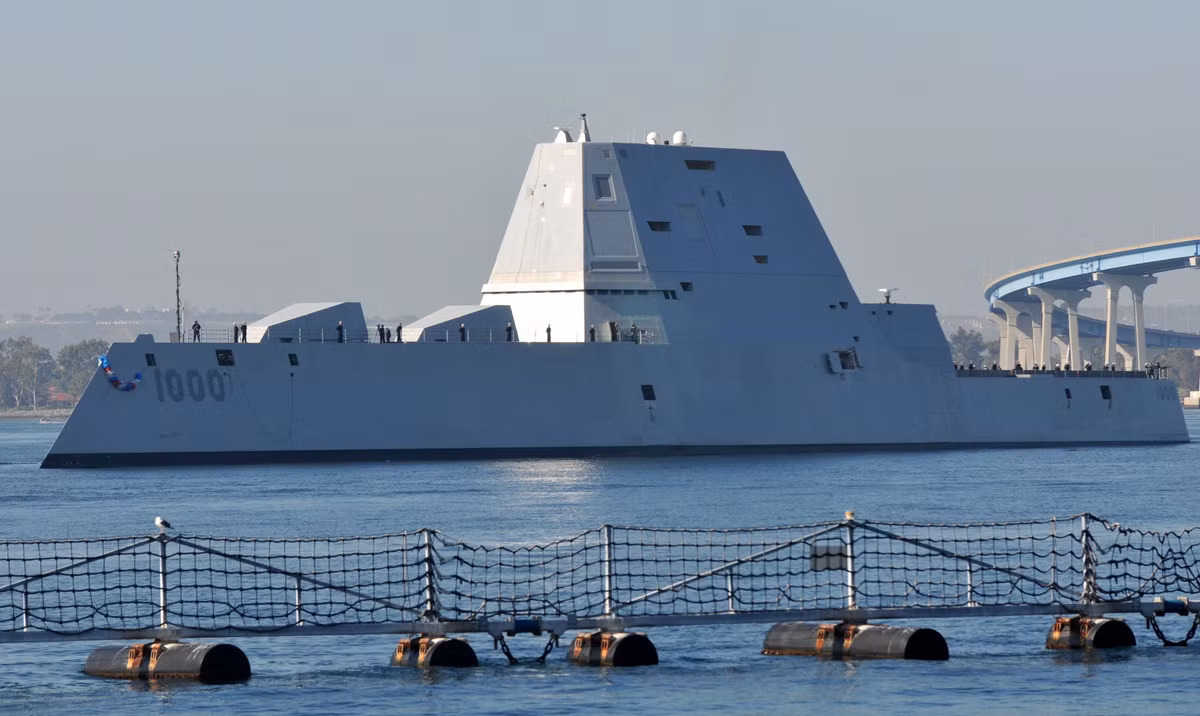 Chiếc Zumwalt thứ hai mang tên USS Michael Monsoor DDG-1001 đã được hạ thuỷ từ năm 2016 nhưng dự kiến phải tới tháng 1 năm 2019 tới đây mới chính thức hoàn thiện để bắt đầu quá trình chạy thử. Nguồn ảnh: USnavy.