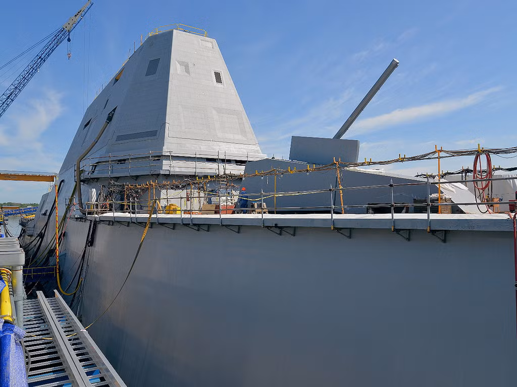 Theo giá công bố, mỗi chiếc khu trục hạm lớp Zumwalt có giá lên tới 4,24 tỷ USD. Kèm theo đó là hai khẩu pháo cỡ nòng 155mm sử dụng loại đạn siêu dẫn đường có giá tới gần 1 triệu USD mỗi viên. Nguồn ảnh: USnavy.