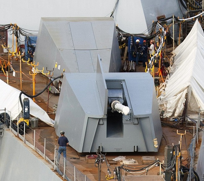 Đầu tiên cần phải nhắc tới việc, loại đạn pháo dùng cho khẩu hải pháo 155mm trên khu trục hạm Zumwalt không phải là loại đạn pháo bình thường. Đây là loại đạn pháo LRLAP tầm xa - tạm dịch là "pháo hải đối đất tầm xa". Tầm bắn tối đa của loại đạn pháo này lên tới... 154 km và có độ lệch mục tiêu ở khoảng cách tối đa chỉ 50 mét. Nguồn ảnh: Skava.