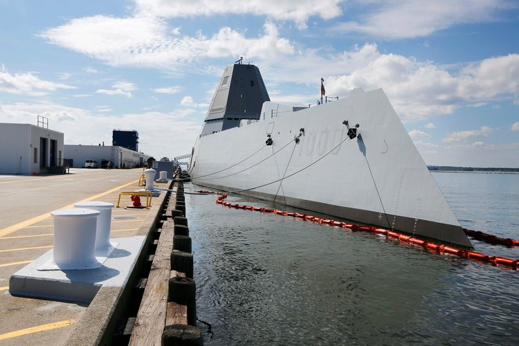 Mới đây, báo chí Mỹ lại một lần nữa "chấn động" khi hay tin về việc hai khẩu pháo thuộc vào dạng xịn nhất thế giới được lắp đặt trên khu trục hạm DDG-1000 Zumwalt thực tế lại... không có một viên đạn nào. Nguồn ảnh: Skava.