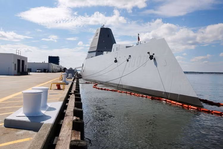 Mới đây, báo chí Mỹ lại một lần nữa "chấn động" khi hay tin về việc hai khẩu pháo thuộc vào dạng xịn nhất thế giới được lắp đặt trên khu trục hạm DDG-1000 Zumwalt thực tế lại... không có một viên đạn nào. Nguồn ảnh: Skava.