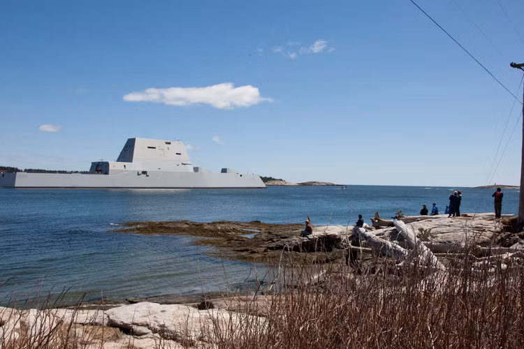 Có giá lên tới 4,3 tỷ USD cho mỗi chiếc, Zumwalt được coi là lớp khu trục hạm có giá thành đắt nhất trong lịch sử Hải quân Mỹ. Tuy nhiên, "đắt chưa chắc đã xắt ra miếng" và bằng chứng là các khu trục hạm DDG-1000 USS Zumwalt luôn gặp phải bê bối về khả năng vận hành và chi phí "nuôi" tốn kém tới mức đáng kinh ngạc. Nguồn ảnh: BI.