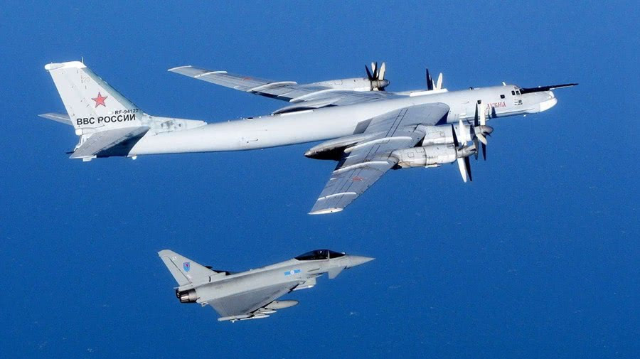 Chiến đấu cơ Eurofighter Typhoon của Không quân Anh bay bên cạnh Tu-95. Nguồn ảnh: QQ.