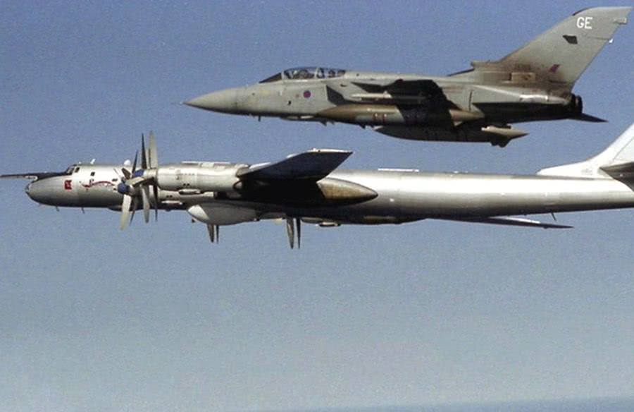 Chiến đấu cơ F-15 của Không quân Anh bay kèm máy bay ném bom Tu-95 của Liên Xô trong Chiến tranh Lạnh. Nguồn ảnh: QQ.