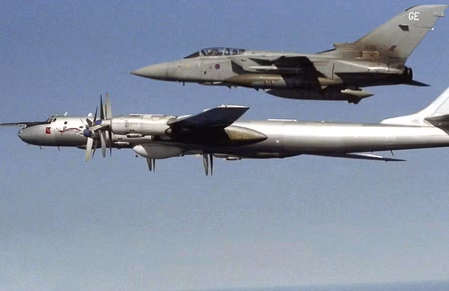 Chiến đấu cơ F-15 của Không quân Anh bay kèm máy bay ném bom Tu-95 của Liên Xô trong Chiến tranh Lạnh. Nguồn ảnh: QQ.