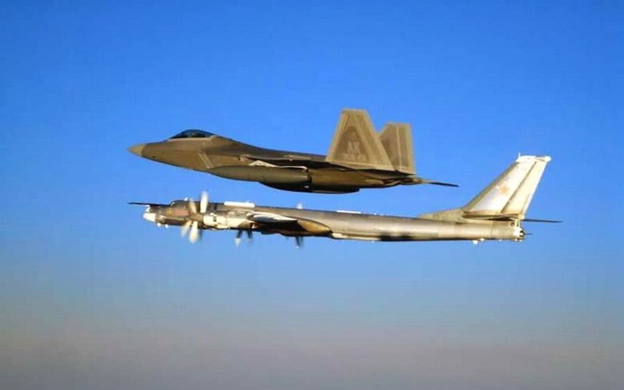 Và hình ảnh đầy xúc động khi chiến đấu cơ thế hệ năm của Mỹ chiếc F-22 đang bay kèm "ông cụ" Tu-95 sắp bước qua tuổi thất thập trên bầu trời Alaska được chụp cách đây ít năm. Nguồn ảnh: QQ.