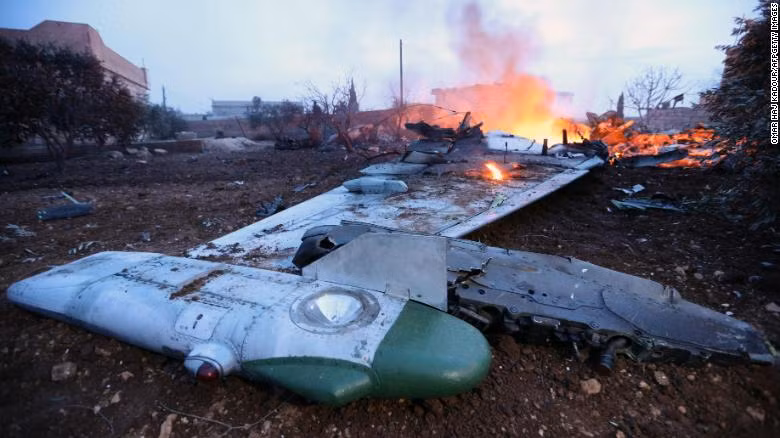 Ngày 3/2/2018, đến lượt Không quân Nga gặp sự cố với máy bay Sukhoi Su-25SM bị bắn hạ ở Idlib, Syria trong khi đang yểm trợ hoả lực hỗ trợ cho quân chính phủ Syria đánh vào thành trì này của IS. Su-25SM được cho đã bị bắn hạ bởi tên lửa phòng không vác vai MANPADS. Nguồn ảnh: Sina.