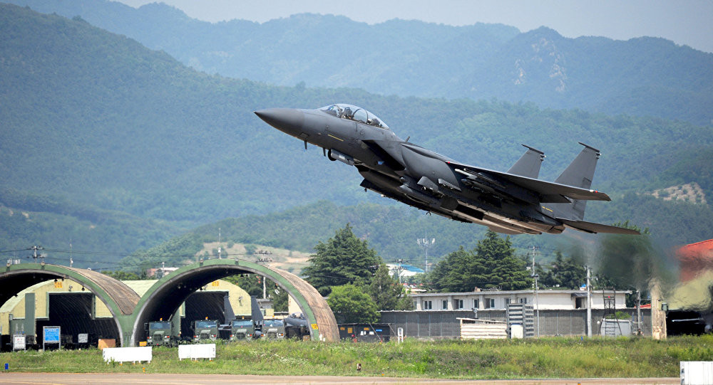 Ngày 5/4, một chiến đấu cơ F-15K Slam Eagle của Hàn Quốc rơi gần khu vực núi Chilgok của nước này. Nguyên nhân ban đầu được cho là sự cố kỹ thuật, hai phi công trên máy bay một người thiệt mạng tại chỗ, một người mất tích, toàn bộ F-15K của Hàn Quốc bị cấm bay sau vụ tai nạn này. Nguồn ảnh: Defence.