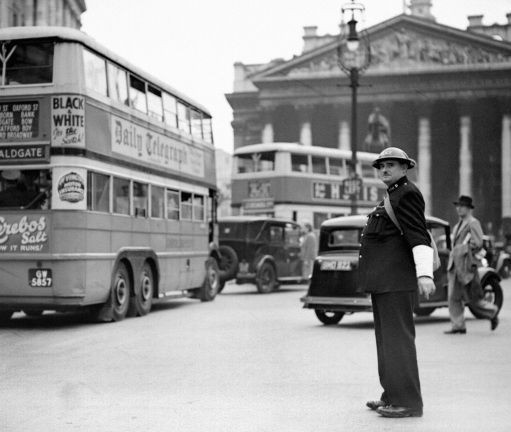 Xã hội Anh lúc này vẫn bình thường và yên ả, cuộc chiến tranh dường như chỉ diễn ra trong các bài phát biểu của chính phủ các nước này cũng như trên mặt báo. Nguồn ảnh: Ruion.