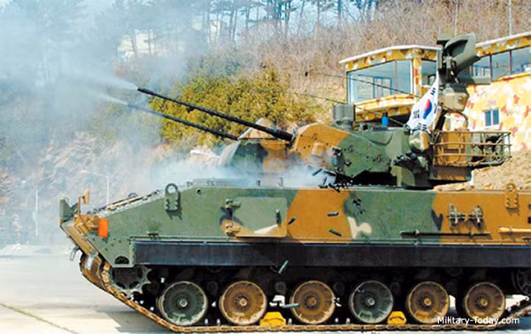 K30 Biho là tổ hợp phòng không tự hành tầm thấp có trang bị hoả lực chính gồm hai khẩu pháo tự động 30mm. Tổ hợp phòng không này được Hàn Quốc nghiên cứu và hoàn thiện trong thời gian gần 10 năm, từ 1983 tới 1991. Nguồn ảnh: QQ.