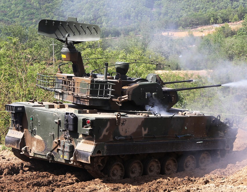 Theo thông tin được truyền thông Ấn Độ đăng tải, nước này lựa chọn cá hệ thống pháo phòng không tự hành của Hàn Quốc do tổ hợp này đáp ứng tốt hơn các yêu cầu kỹ chiến thuật của Lục quân Ấn Độ và phù hợp khi hiệp đồng tác chiến với những khí tài hiện có của lực lượng này hơn so với các tổ hợp phòng không tương tự từ Nga. Nguồn ảnh: QQ.