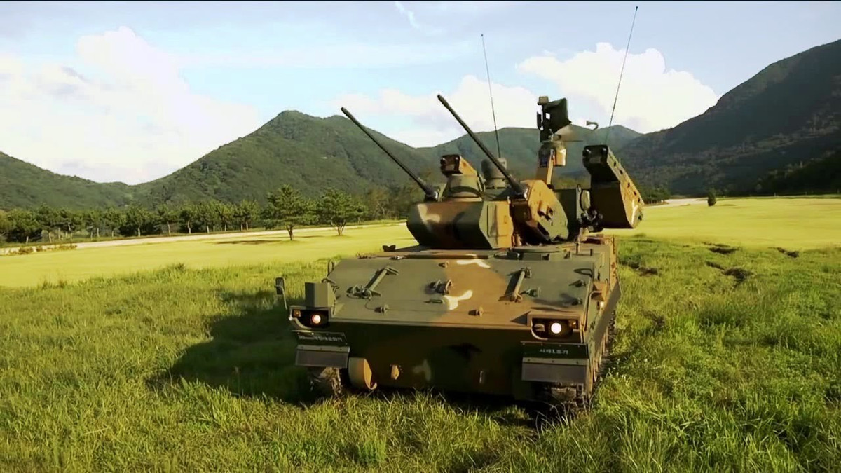 Có giá khoảng 20 triệu USD cho mỗi tổ hợp, K30 Biho có trọng lượng tổng cộng chỉ 25 tấn, chiều dài đạt 6,77 mét, rộng 3,3 mét và có kíp chiến đấu bốn người. Nguồn ảnh: QQ.