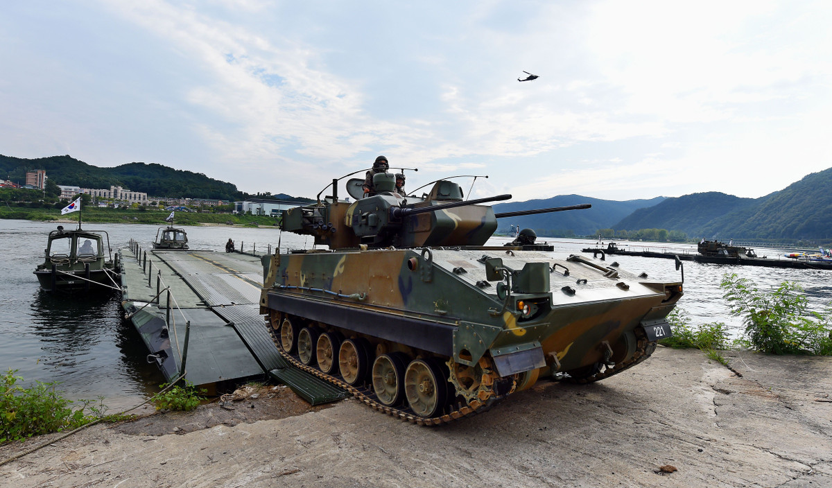 Pháo phòng không tự hành K30 Biho được trang bị một động cơ D2840L có công suất 520 mã lực cùng với hộp số tự động HMPT500 cho phép nó di chuyển được với tốc độ tối đa lên tới 60 km/h. Nguồn ảnh: QQ.