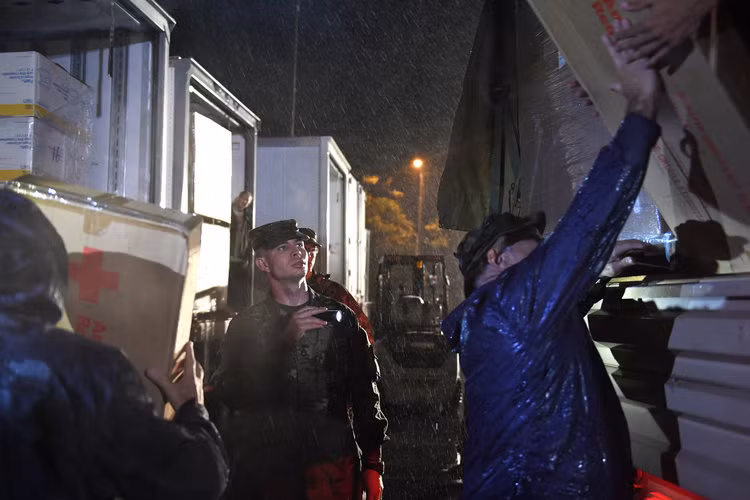 Trong cơn bão Florence - cơn bão lớn nhất tấn công Carolina, Mỹ trong năm vừa rồi, Vệ binh Quốc gia của nhiều Bang lân cận đã được đổ về đây để tham gia nhiệm vụ viện trợ nhân đạo khẩn cấp. Nguồn ảnh: BI.