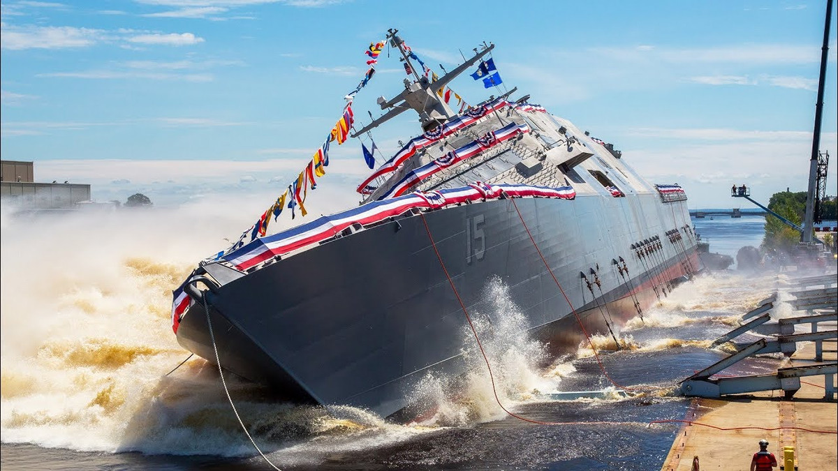 Độ nghiêng của tàu khi tiếp nước phụ thuộc vào trọng tâm của tàu. Với những tàu có trọng tâm thấp, độ nghiêng tạo ra là rất thấp khi tàu tiếp nước nên dù chiều dài của tàu lớn hơn con số quy định nhưng vẫn có thể hạ thuỷ được theo kiểu này. Nguồn ảnh: Joiuk.