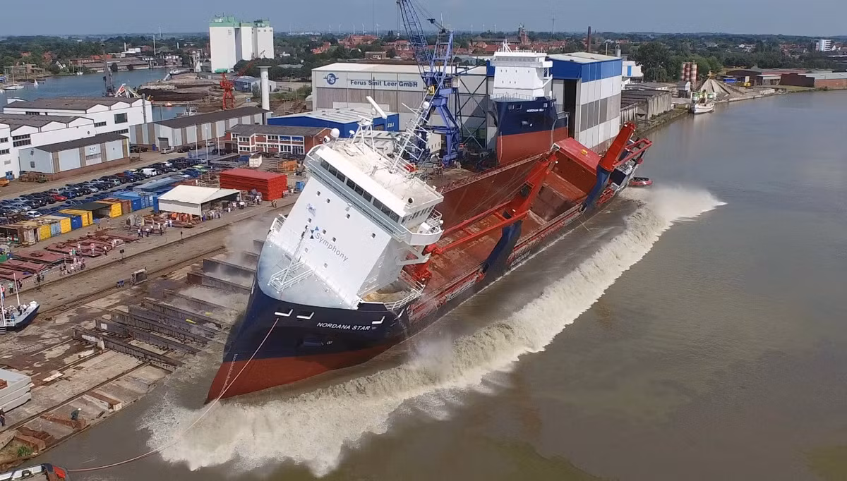 Với những tàu có trọng tâm cao, cần đảm bảo trọng lượng và chiều dài cũng như độ mớm nước của tàu đủ để đảm bảo nó đúng theo lý thuyết nếu muốn hạ thuỷ theo cách thức này. Nguồn ảnh: Tube.