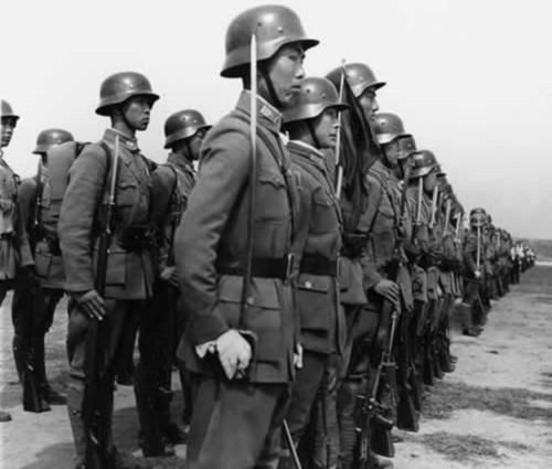 Cần phải nói thêm, vào thời điểm này Trung Quốc vẫn chưa chấm dứt nội chiến. Tuy nhiên tất cả các bên khi đó đã quyết định bắt tay nhau, kháng chiến chống Nhật. Hai lực lượng chính tham gia chống Nhật trong cuối những năm 1930 là Quốc dân Đảng và Đảng Cộng Sản Trung Quốc với quân số tổng cộng ước tính hơn 7 triệu quân. Nguồn ảnh: Weibo.