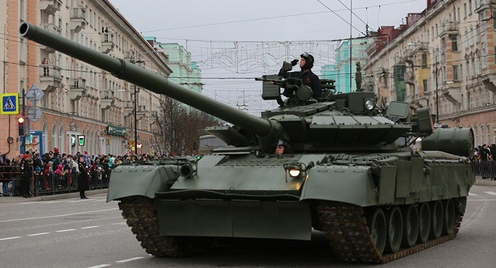 Mới đây, Nga vừa công bố thông số kỹ thuật chi tiết của xe tăng T-80BVM được nước này phát triển từ năm 2017. Theo đó, phiên bản nâng cấp này của T-80 đã có khả năng bắn đạn chống tăng thế hệ mới Svinets-1 và Svinets-2. Nguồn ảnh: Sputnik.