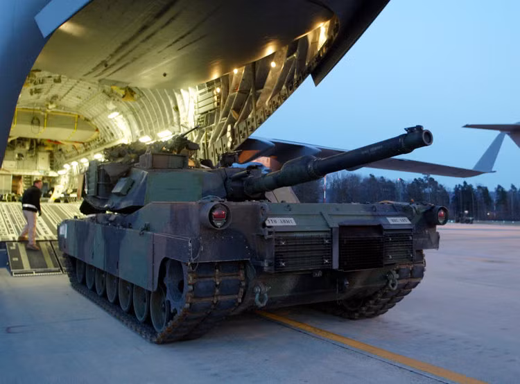 Cuối cùng là M1 Abrams – loại xe tăng chủ lực chiến trường của Mỹ. Một trong những pha đối đầu lớn nhất giữa M1 Abrams và xe tăng Liên Xô diễn ra trong chiến dịch Bão Táp Sa Mạc. Trong trận chiến này, Mỹ đã tiêu diệt gần như toàn bộ lực lượng thiết giáp của đối phương bao gồm phần lớn là T-72 trong khi chỉ mất vài xe tăng M1 do mìn. Nguồn ảnh: BI.