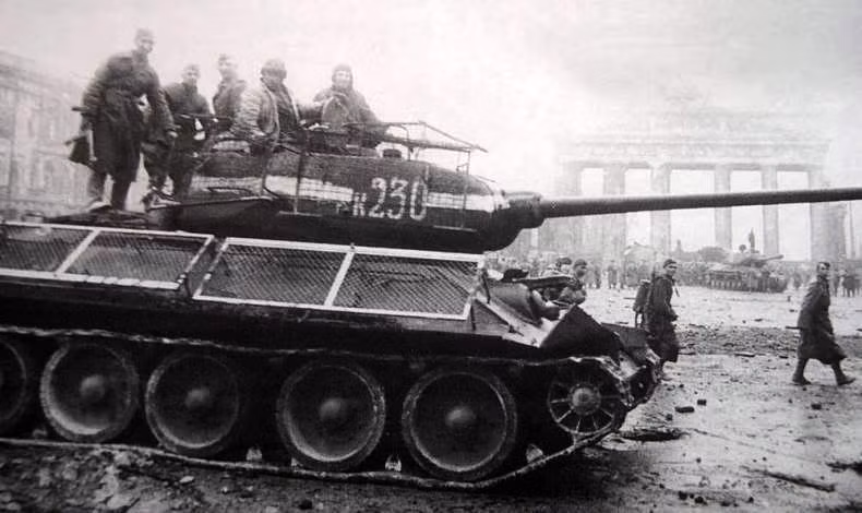 Khi được ra đời, T-34 vốn dĩ đã được trang bị sẵn khẩu pháo 76mm có khả năng bắn xuyên giáp mọi loại xe tăng cùng thời. Việc nâng cấp lên pháo 85mm sau này chỉ khiến sức công phá của T-34 trở nên kinh hoàng hơn. Sự đơn giản và hiệu quả của T-34 được thể hiện ở chỗ đến hết chiến tranh có 55% thiết giáp Liên Xô là T-34 và phần lớn số T-34 này được sản xuất trong… nhà máy sản xuất máy cầy thời trước Chiến tranh. Nguồn ảnh: BI.