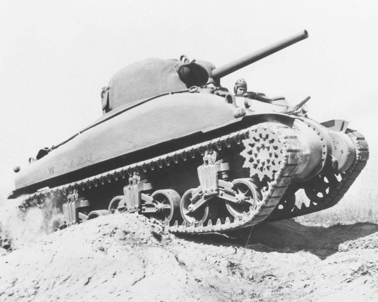 Nếu như Tiger đánh dấu sự vô dụng của xe tăng trong học thuyết chiến tranh hiện đại thì Sherman lại là một trong hai loại xe tăng đánh dấu sự vĩ đại của xe tăng hạng trung trên chiến trường Chiến tranh Thế giới thứ hai. Chưa hết, Sherman còn là loại xe tăng đầu tiên ra đời khiến cách thức điều khiển xe tăng sau này thay đổi mãi mãi. Nguồn ảnh: BI.