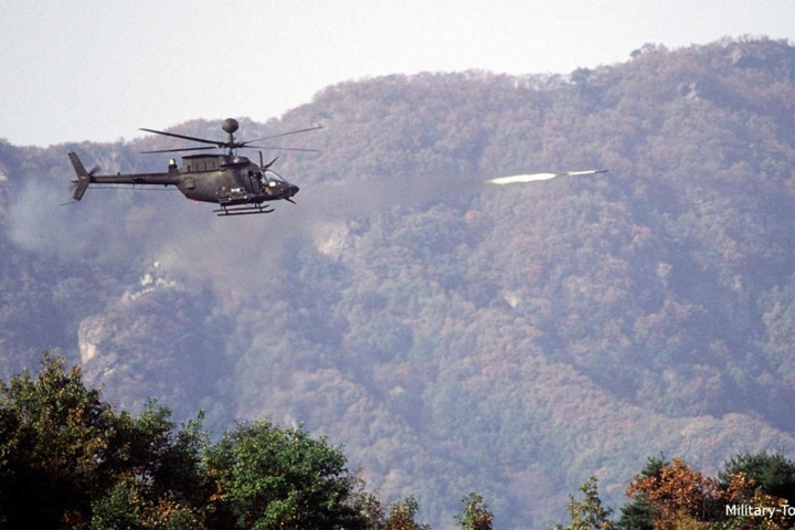 Trực thăng OH-58D phóng tên lửa.