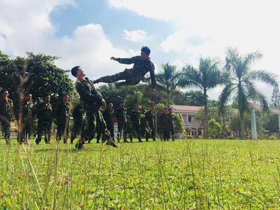 Chiến sĩ Tiểu đoàn Trinh sát Đặc nhiệm 31 luyện tập đánh đối kháng.