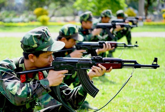 Chiến sĩ Tiểu đoàn Trinh sát Đặc nhiệm 31 luyện tập bắn súng.