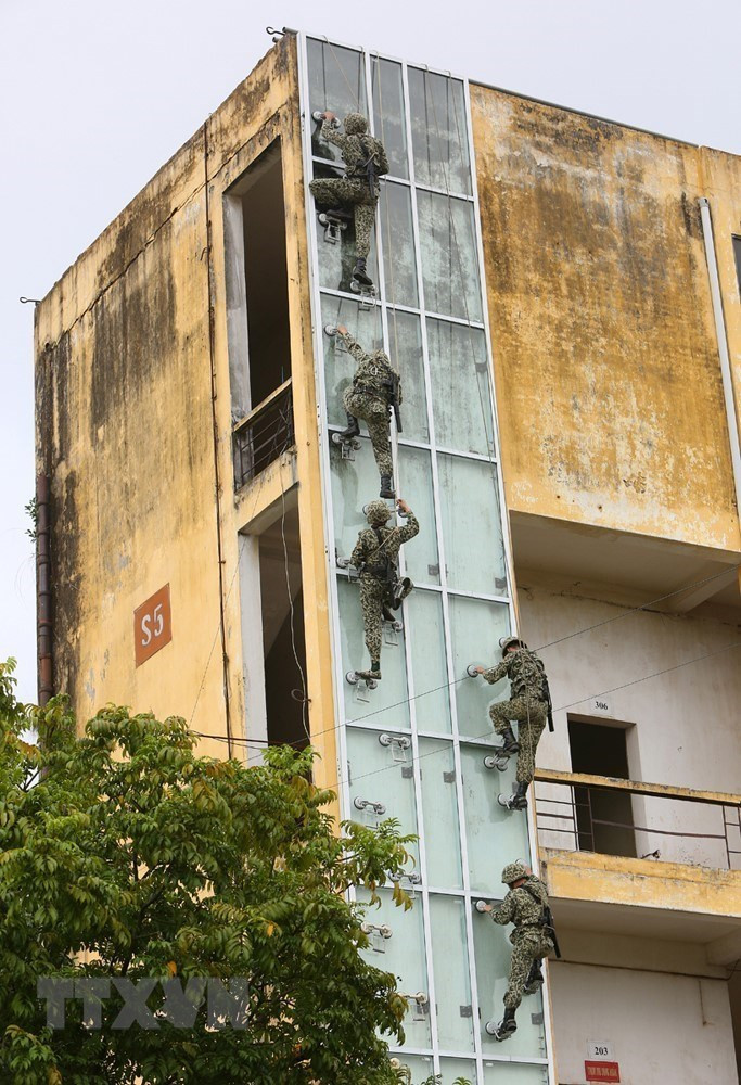 Ngày 04/12/2018, tại Vĩnh Phúc, bộ đội đặc công Việt Nam tổ chức Diễn tập thử nghiệm một số loại vũ khí, trang bị và chống bạo loạn năm 2018. (Ảnh: Dương Giang/TTXVN)